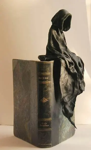 Death On Shelf — 3D printed gothic figurine